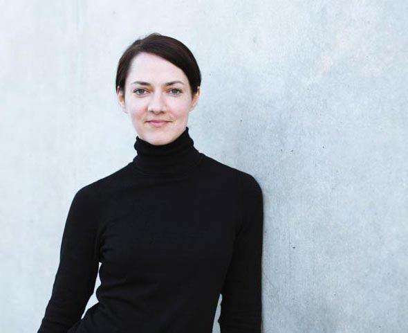 Andrea Baumstark, Initiatorin des Kunstprojekts für Kinder in Not, lehnt an Betonwand