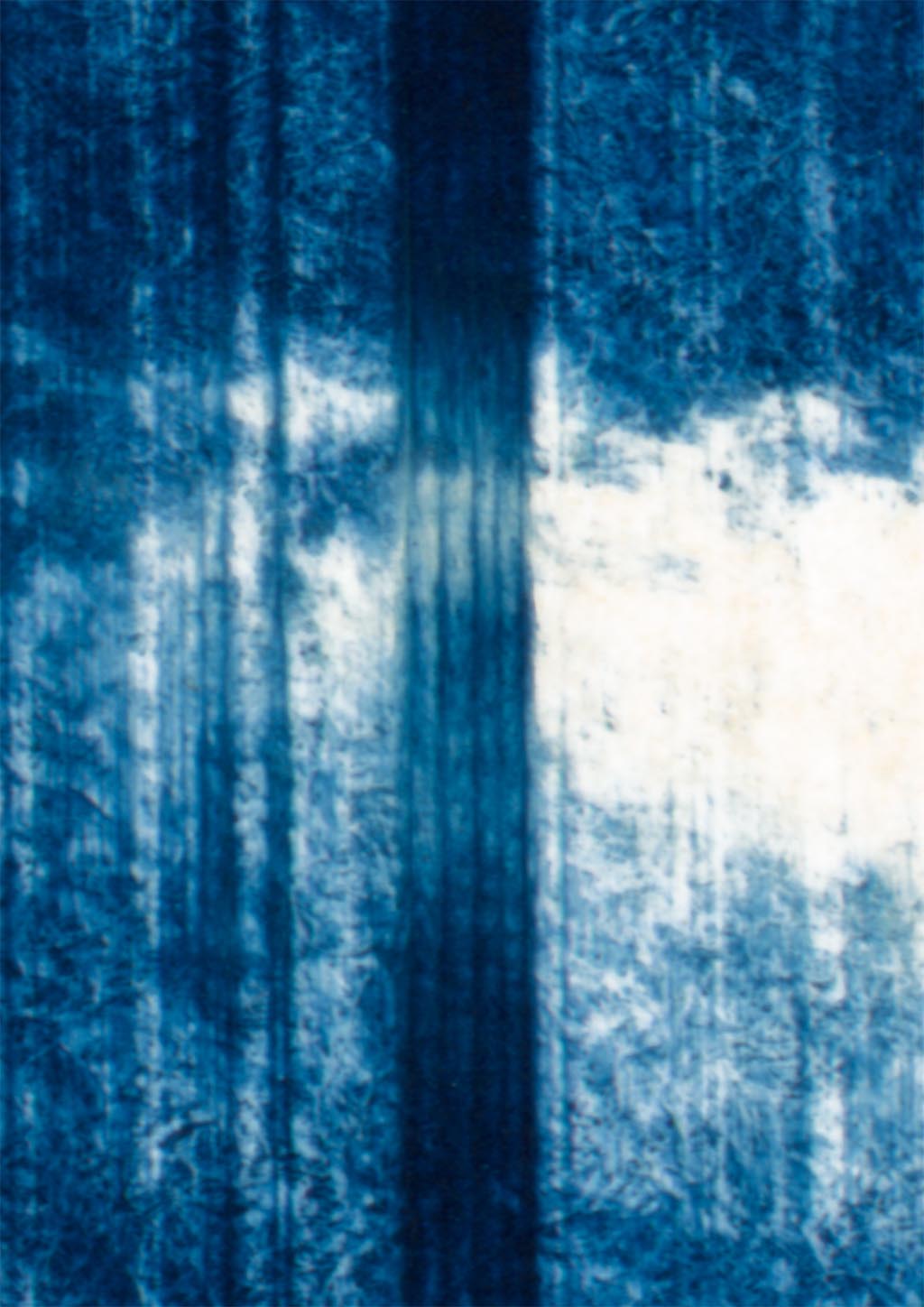 Bildausschnitt aus Kunstwerk #2402 mit vertikalen dunklen blauen Linien auf hellem Hintergrund, erzeugt eine rätselhafte Atmosphäre