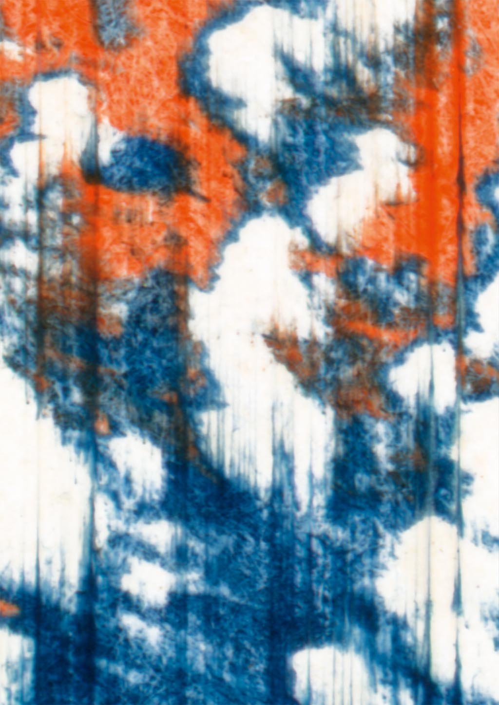Detail aus Kunstwerk #2402, mit abstrakten blauen und orangefarbenen Formen, die an dynamische Muster erinnern.