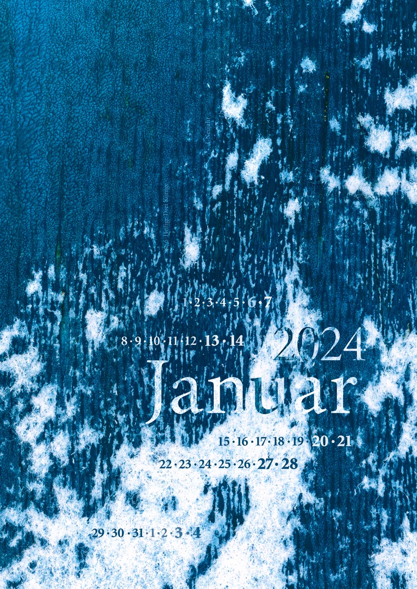 Blauer abstrakter Hintergrund aus dem Kinderkunstkalender Wohltat mit weißer Textur, darauf das Kalenderblatt für Januar 2024. Design von Ariyan und Andrea Baumstark.