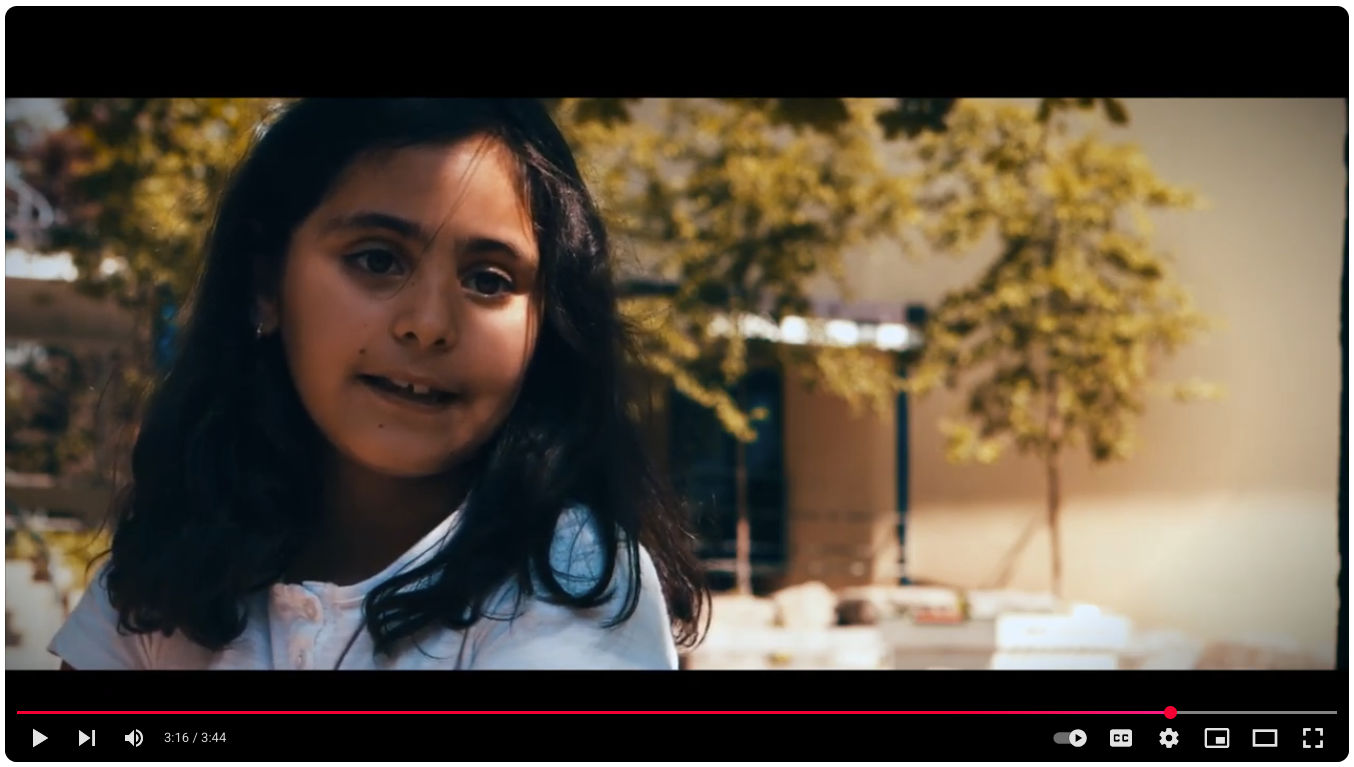 Video laden: Kinder der Arche Bad Krozingen gestalten Kalendermotive für das Caritas Baby Hospital in Bethlehem. Sie erzählen, warum sie helfen – und wie sich das anfühlt. Mitarbeiterinnen der Kinderhilfe Bethlehem berichten, was mit dem Erlös bewirkt wird.